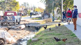 zanjas y basura. Así luce el entorno del centro de salud Empalme Graneros, en el barrio Los Pumitas, donde ayer también se hicieron testeos.