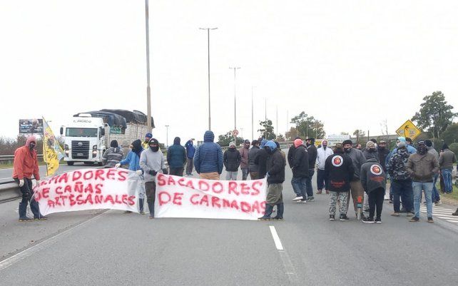 Los trabajadores vinculados las actividades náutica quieren volver a trabajar y cortan el tránsito en la ruta que va a Victoria. 