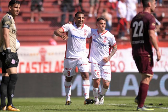 Huracán goleó a Lanús y se prende arriba