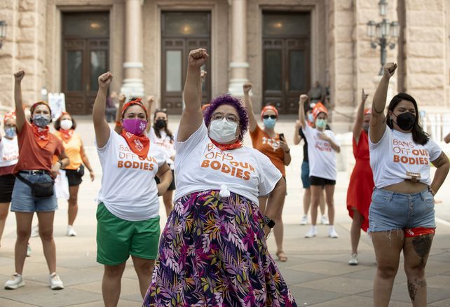 Manifestantes a favor de los derechos reproductivos protestan en Austin, capital de Texas.