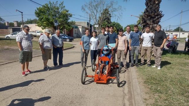 El equipo de Gálvez, con su propio vehículo.