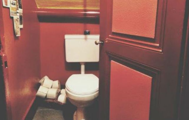 Una joven francesa a la que le gustó la iniciativa publicó su baño con foto y un mensaje que dice: Abro las puertas ante una necesidad urgente.