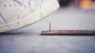 En verano hay que estar más atentos al pisar descalzos o con ojotas ya que pueden clavarse objetos contaminados&nbsp;