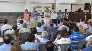 Bordet habla a militantes y dirigentes en Uruguay, junto a cuatro ministros y Lauritto.&nbsp;