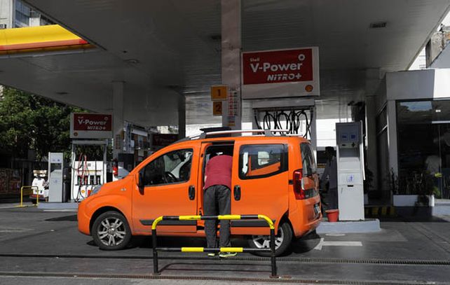 La baja en los combustibles comenzará a regir a partir de mañana.