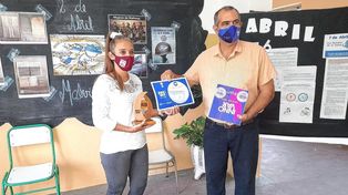 Escuela innovadora. Anderson junto a la directora de la institución educativa donde se plasman las ideas. &nbsp;