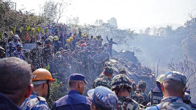 Al menos 67 personas murieron este domingo en Nepal al estrellarse un avión en el que viajaban 72 pasajeros