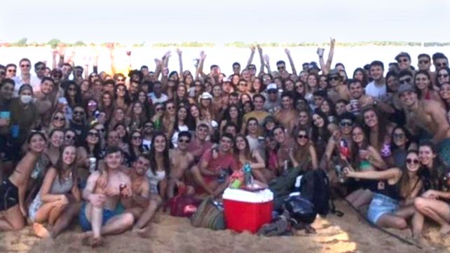 Una postal de la fiesta en la playa que realizaron estudiantes que comienzan a cursar el quinto año de la carrera de Medicina.&nbsp;