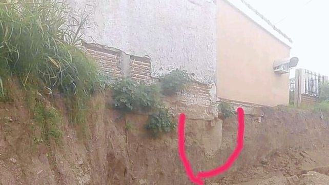 Después del temporal una vivienda quedó con cimientos en el aire y otra está muy comprometida.&nbsp;