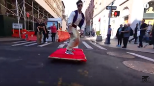 Un joven Aladino se pasea en su alfombra voladora por las calles de Nueva York