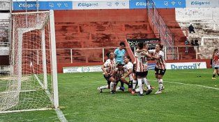 Unión volvió al triunfo con una goleada ante Chacarita