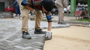 Los adoquines se colocan manualmente, luego de que la calle a pavimentar, sea debidamente acondicionada para la obra.
