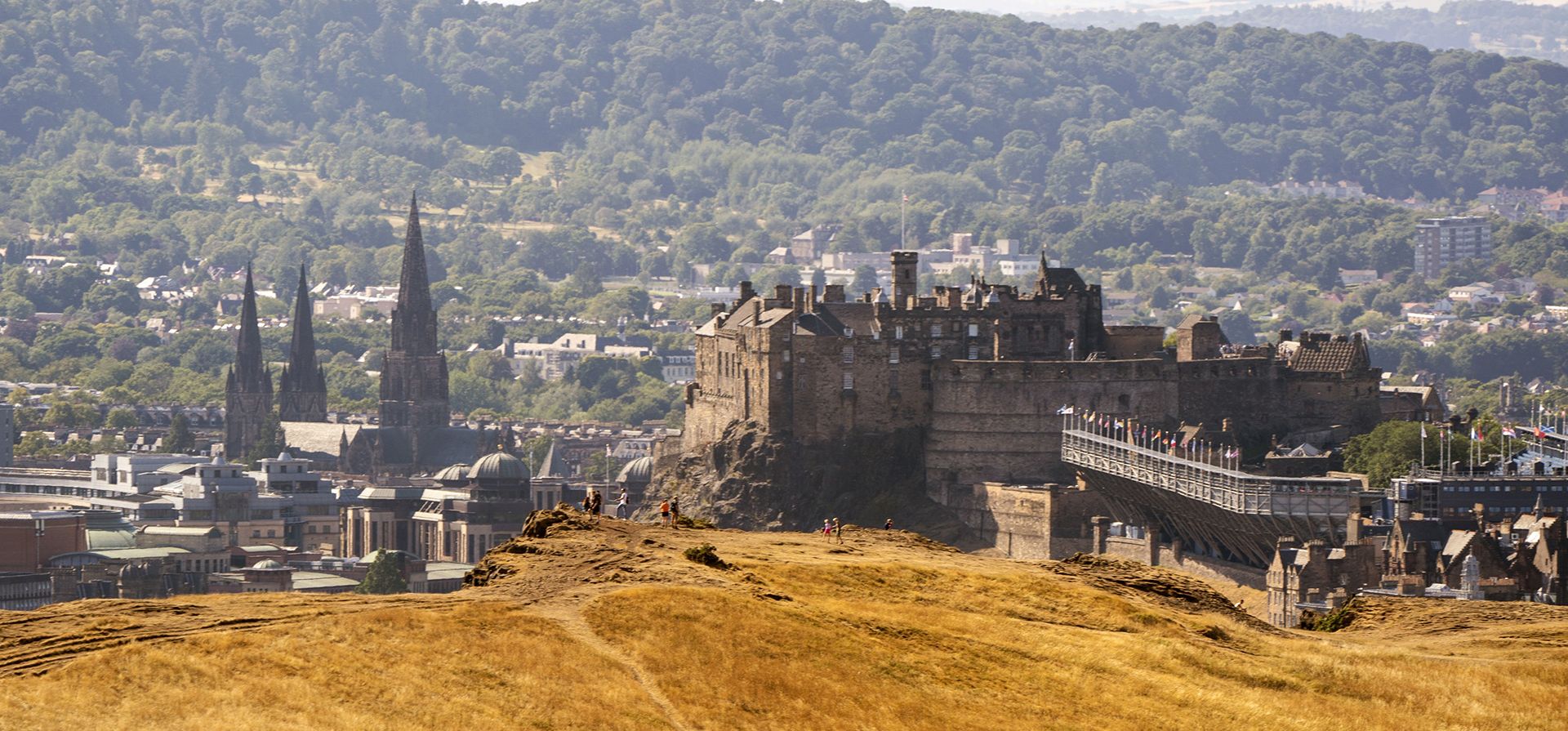 Grandes áreas de césped se han vuelto amarillas debido a las condiciones secas en Holyrood Park, Edimburgo, Escocia. El Servicio Escocés de Bomberos y Rescate (SFRS) emitió una alerta de riesgo