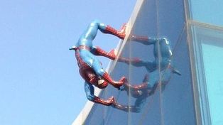 Retiran la estatua del Hombre Araña erecto que escalaba la pared de un shopping