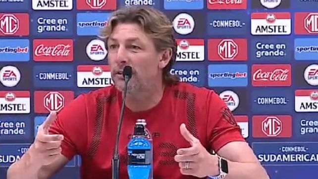 Gabriel Heinze y el periodista de El Tres mantuvieron un intenso cruce de palabras. (Imagen de video)