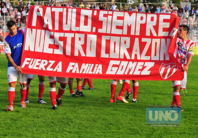 Los jugadores desplegaron una bandera en la cancha por Patulo.   Foto UNO/Juan Manuel Hernández