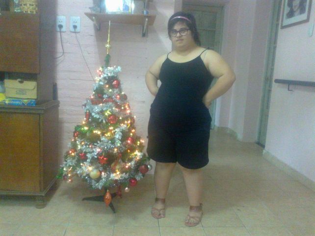 Selene junto a su árbol de navidad. Foto enviada por: @paticoesquivel5