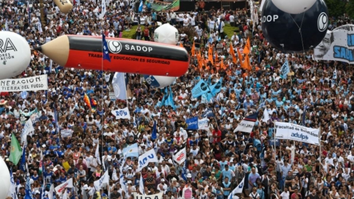 Una histórica y masiva marcha docente colmó la Plaza de Mayo por ...