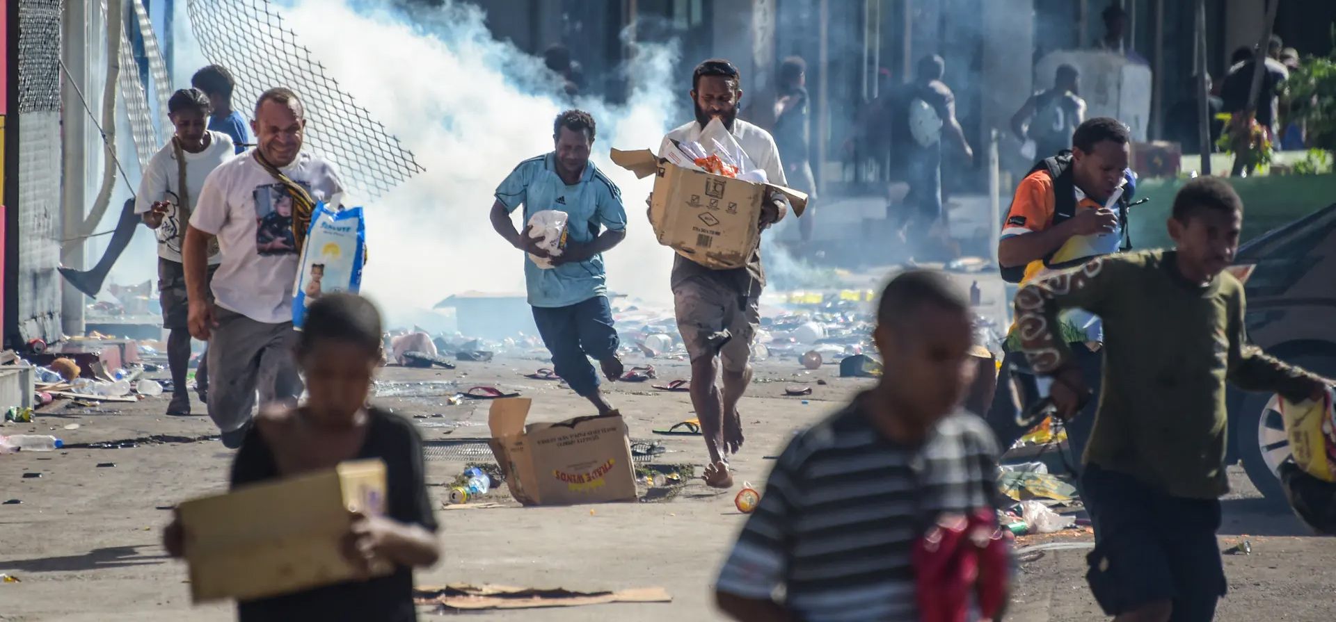 Los saqueadores corren por las calles en medio de disturbios que comenzaron con protestas por una disputa salarial que involucra a las fuerzas de seguridad en la capital, Port Moresby, Papúa Nueva Guinea. Fotografía: AFP/Getty Images Los saqueadores corren por las calles en medio de disturbios que comenzaron con protestas por una disputa salarial que involucra a las fuerzas de seguridad en la capital, Port Moresby, Papúa Nueva Guinea. Fotografía: AFP/Getty Images
