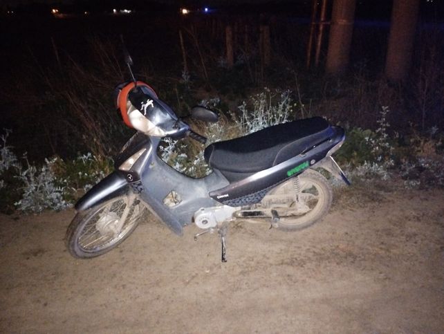 La moto en que la víctima llegó al lugar estaba estacionada sobre la colectora