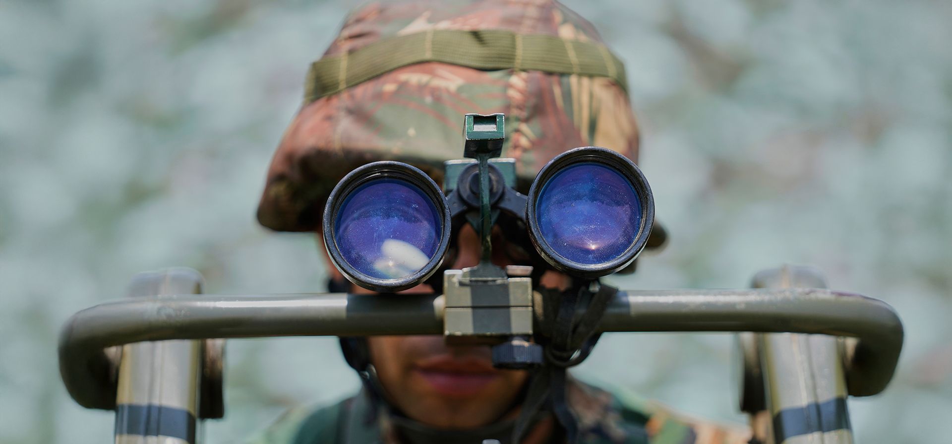 Un soldado del ejército indio vigila una de las bases avanzadas utilizadas en el reciente enfrentamiento militar entre India y Pakistán a lo largo de la Línea de Control durante una gira de prensa del ejército indio en el sector de Akhnoor, India, el lunes 19 de mayo de 2025. (Foto AP/Channi Anand) Un soldado del ejército indio vigila una de las bases avanzadas utilizadas en el reciente enfrentamiento militar entre India y Pakistán a lo largo de la Línea de Control durante una gira de prensa del ejército indio en el sector de Akhnoor, India, el lunes 19 de mayo de 2025. (Foto AP/Channi Anand)