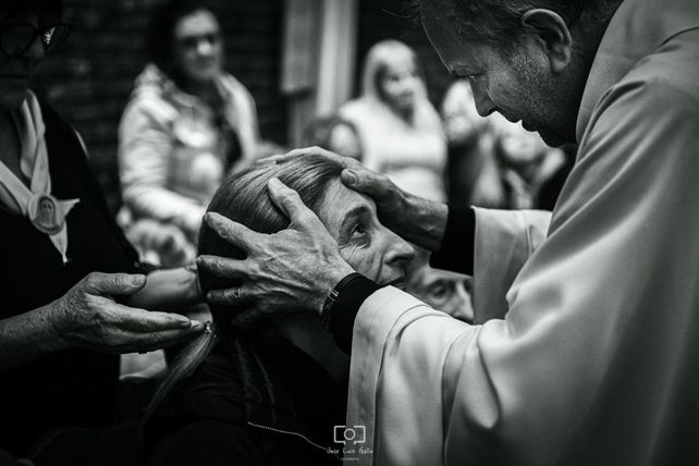 Ritual en zona norte de Rosario. El padre Roberto Bigolín Giuliano es el actual cura párroco de Arteaga.