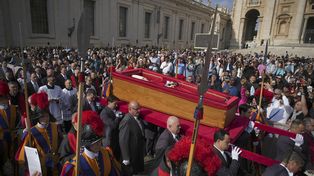 En imágenes, una multitud comienza a despedir al Papa