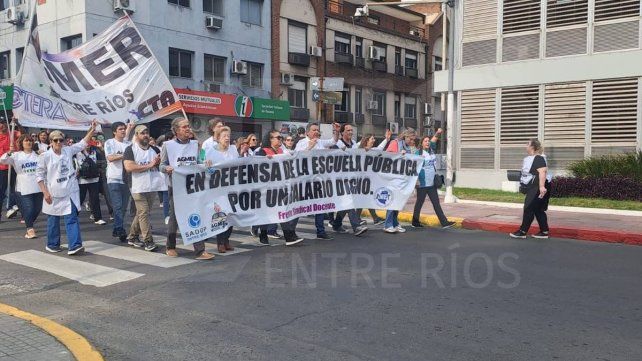 Gran movilización de docentes de toda la provincia en Paraná