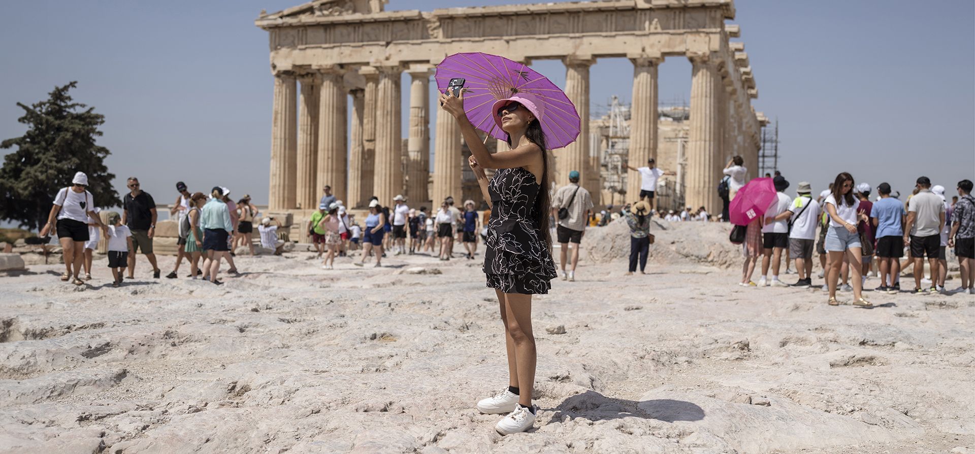 Una mujer se toma una selfie frente al templo del Partenón en la cima de la antigua Acrópolis durante una ola de calor en Atenas, Grecia, el viernes 21 de julio de 2023. (Foto AP/Petros Giannakouris) Una mujer se toma una selfie frente al templo del Partenón en la cima de la antigua Acrópolis durante una ola de calor en Atenas, Grecia, el viernes 21 de julio de 2023. (Foto AP/Petros Giannakouris)