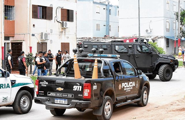 La torre de tres pisos de Callao al 3900 fue bloqueada por una decena de móviles policiales.