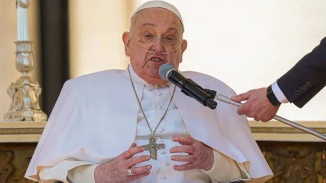 El papa Francisco se mostró ante los fieles de sorpresa en medio de su larga convalecencia