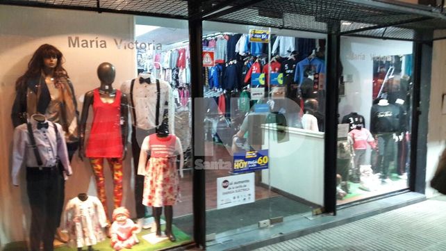 Con carteles en las vidrieras, los comercios santafesinos se quejan de las tarifas eléctricas