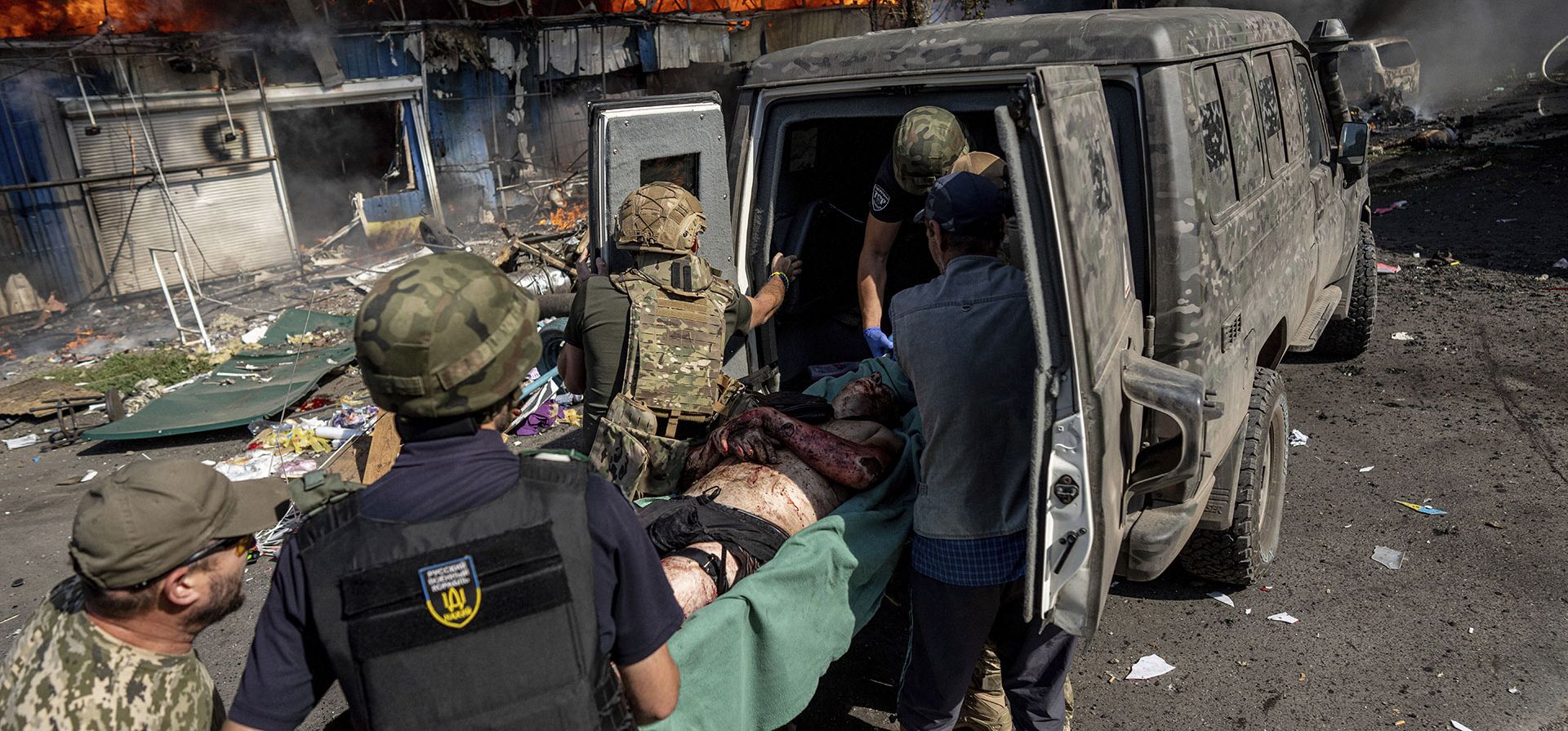 Paramédicos llevan a un hombre herido a una ambulancia después de un ataque con cohetes rusos contra un mercado de alimentos en el centro de la ciudad de Kostiantynivka, Ucrania, el miércoles 6 de septiembre de 2023. (Foto AP/Evgeniy Maloletka) Paramédicos llevan a un hombre herido a una ambulancia después de un ataque con cohetes rusos contra un mercado de alimentos en el centro de la ciudad de Kostiantynivka, Ucrania, el miércoles 6 de septiembre de 2023. (Foto AP/Evgeniy Maloletka)