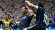 Enzo Fernández acaba de marcar el gol de la resurrección y lo celebra con el gran Lionel Messi. Argentina está de nuevo en la final, dejando atrás a Inglaterra. Enzo Fernández acaba de marcar el gol de la resurrección y lo celebra con el gran Lionel Messi. Argentina está de nuevo en la final, dejando atrás a Inglaterra.