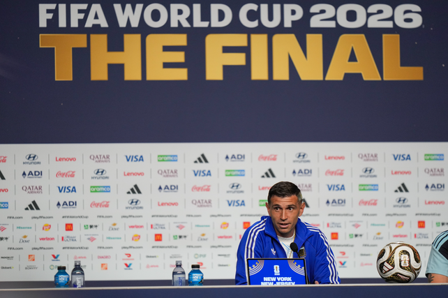 El Dibu Martínez durante la conferencia de prensa previa a la final del Mundial.