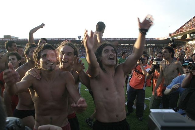 Vella, Borghello y el burrito Ortega festejan en 2004.