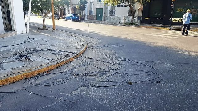 Un colectivo habría enganchado el cableado que terminó sobre la calle y las veredas.