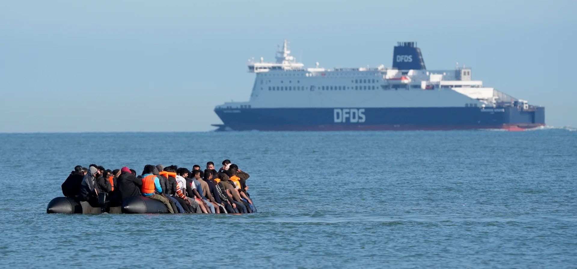Un grupo de migrantes y solicitantes de asilo se apiñan a bordo de un bote que se dirige al Reino Unido, Gravelines, Francia. Fotografía: Gareth Fuller/PA Un grupo de migrantes y solicitantes de asilo se apiñan a bordo de un bote que se dirige al Reino Unido, Gravelines, Francia. Fotografía: Gareth Fuller/PA