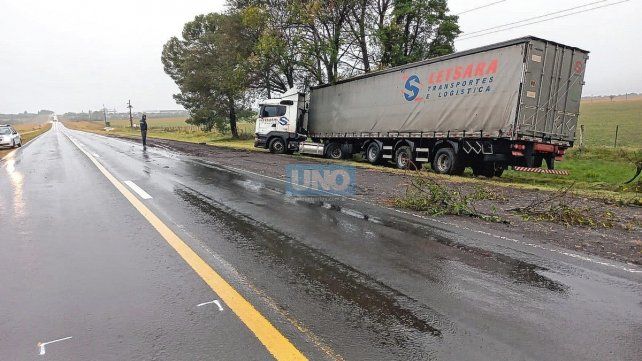 Por la lluvia, hubo camiones empantanados en la ruta 12