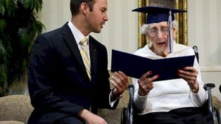 Una mujer que dejó la escuela para cuidar a su madre recibió el título secundario a los 97 años