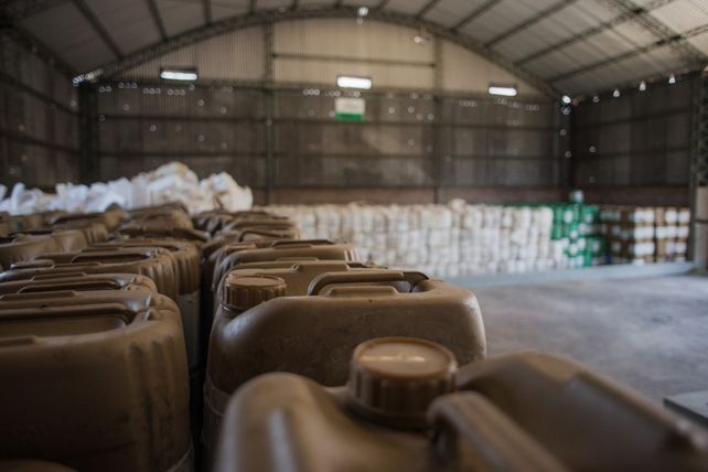Los envases de fitosanitarios son considerados residuos peligrosos y deben gestionarse de manera segura.