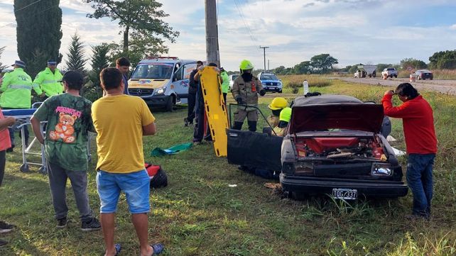 Por motivos que se investigan un automóvil Dodge terminó en la banquina tras derrapar en Ruta18. Bomberos Voluntarios liberan a las personas atrapadas