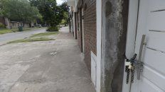 Ayer a la tarde la familia atacada había abandonado su casa. Ayer a la tarde la familia atacada había abandonado su casa.