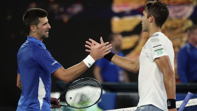 Novak Djokovic saluda a Tomás Etcheverry