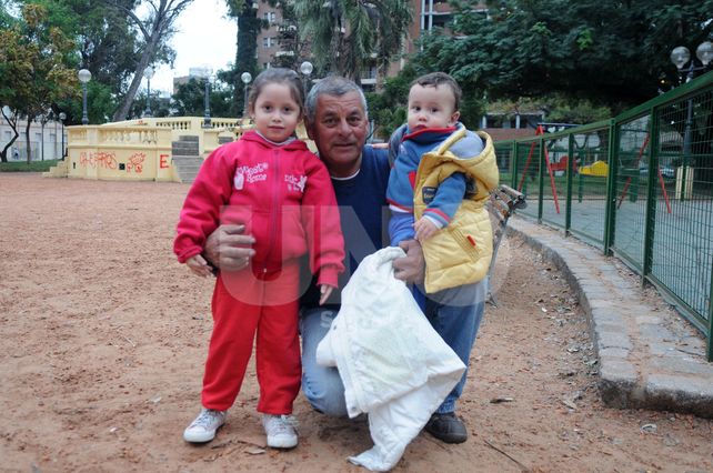Orlando Lanche paseó junto a sus nietos Sofía y Lucio Lanche.
