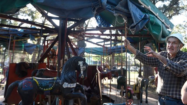 La calesita quedó prácticamente sin techo y su dueño no puede afrontar los costos de los arreglos. 