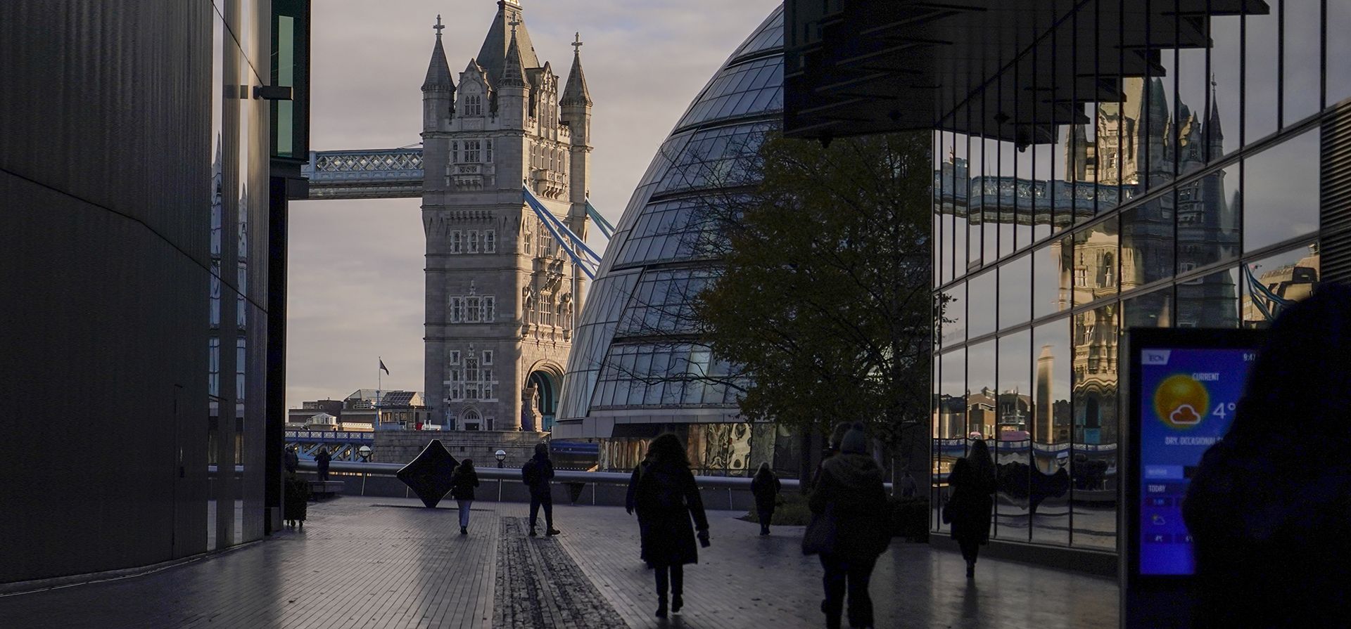 El Tower Bridge se refleja en una ventana, en Londres, el martes 6 de diciembre de 2022. Foto: AP/Alberto Pezzali
