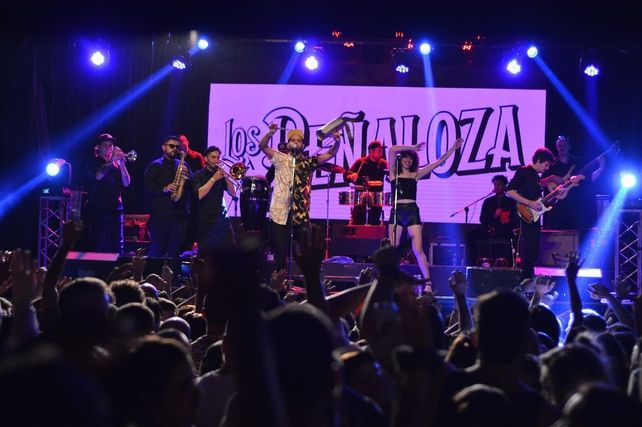 La banda rosarina Los Peñaloza se presenta en la Bolsa de Comercio de Rosario.
