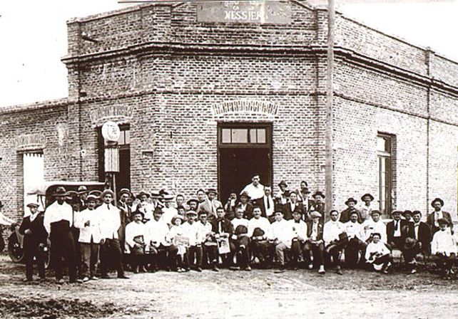 Calles de tierra. Esquina de 7 de Marzo y Mariano Candioti. Almacén de Domingo Nessier (1926).