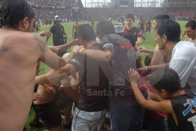 Los hinchas de Colón ingresaron al campo de juego antes de que finalice el partido.